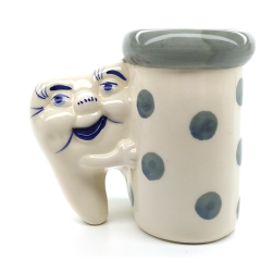 Container for pens with a tooth